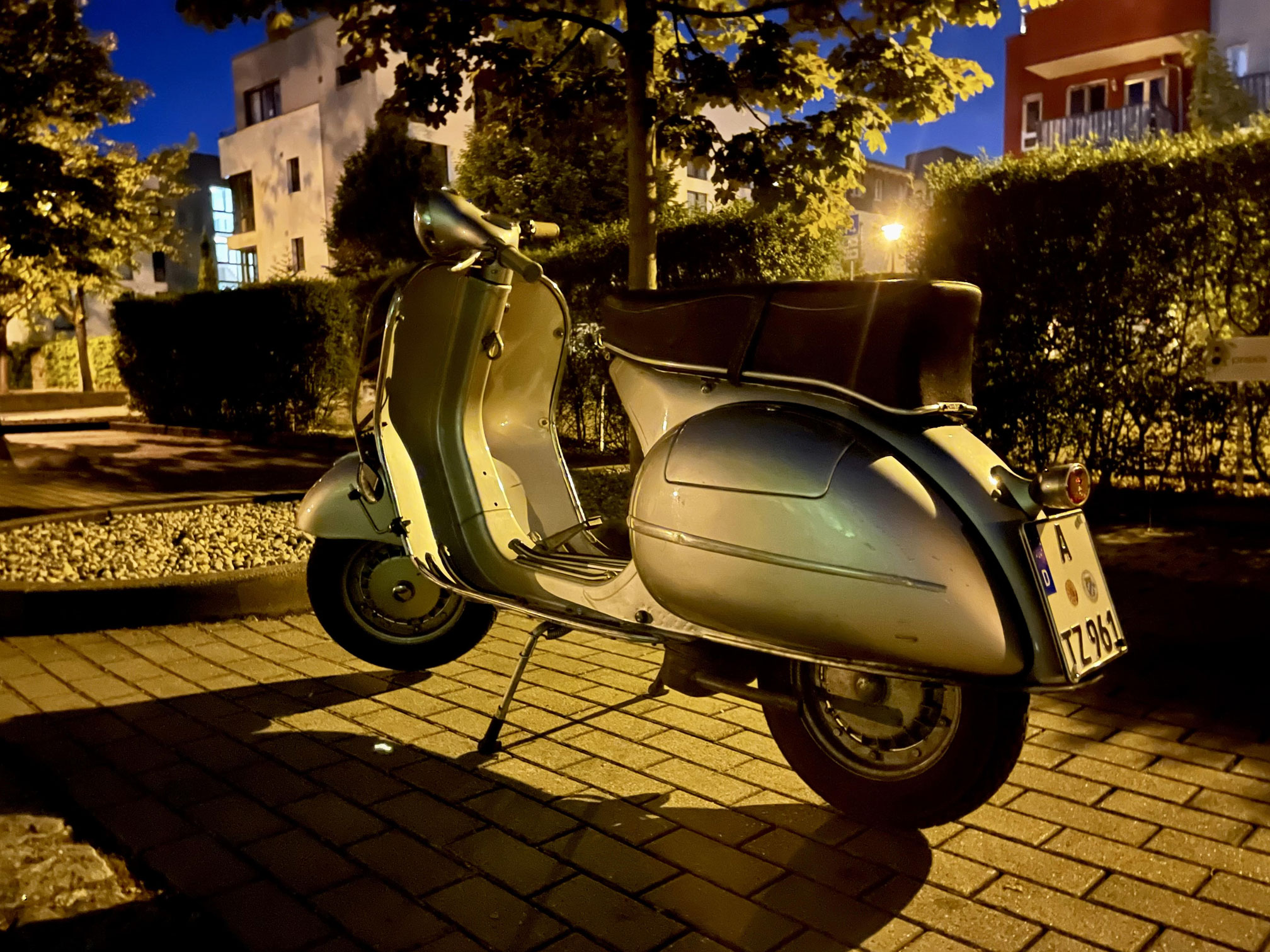 Retro Vespa mit original Sitzbank