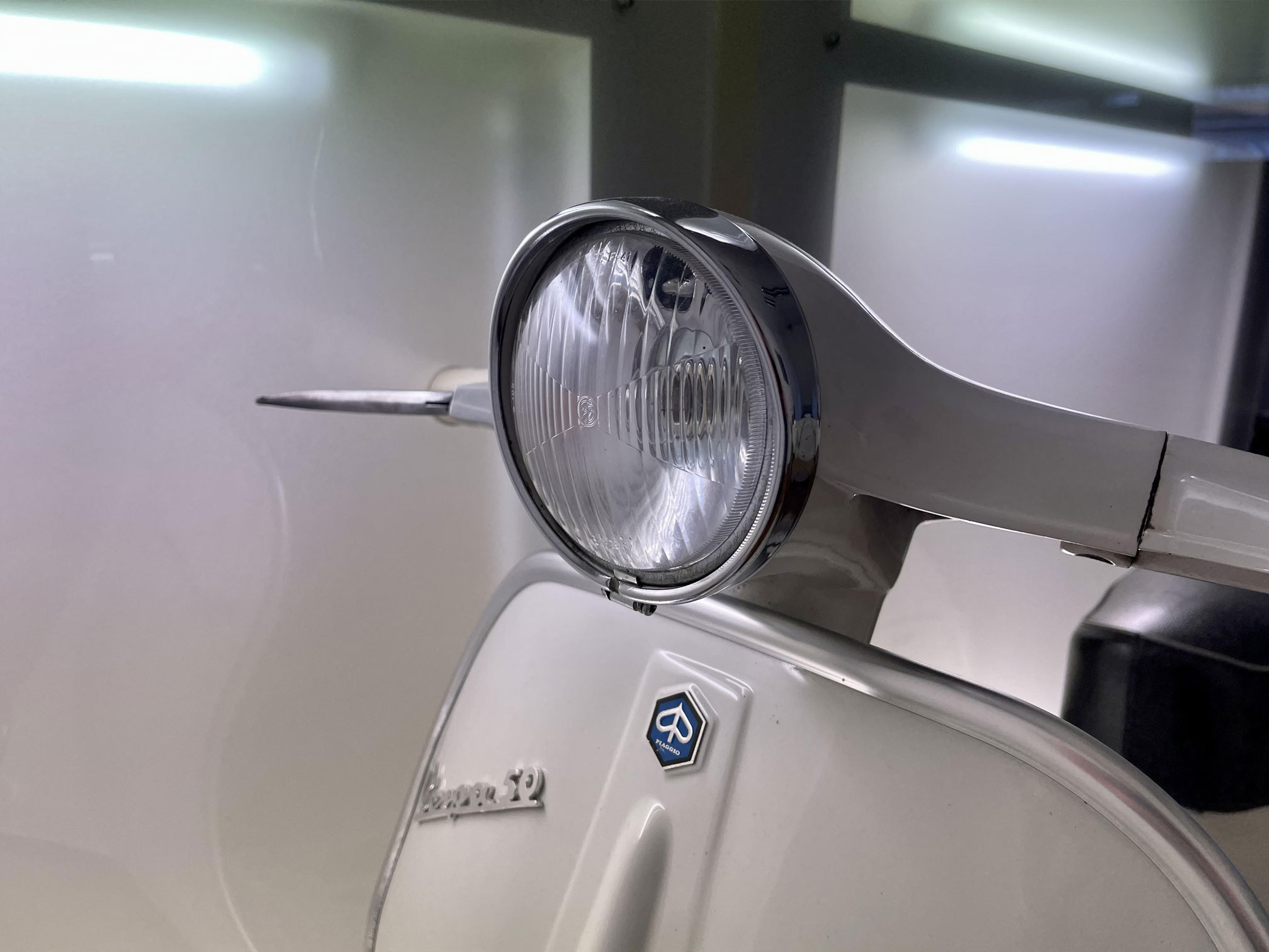 Klassischer Vespa Roller bei Sonnenschein